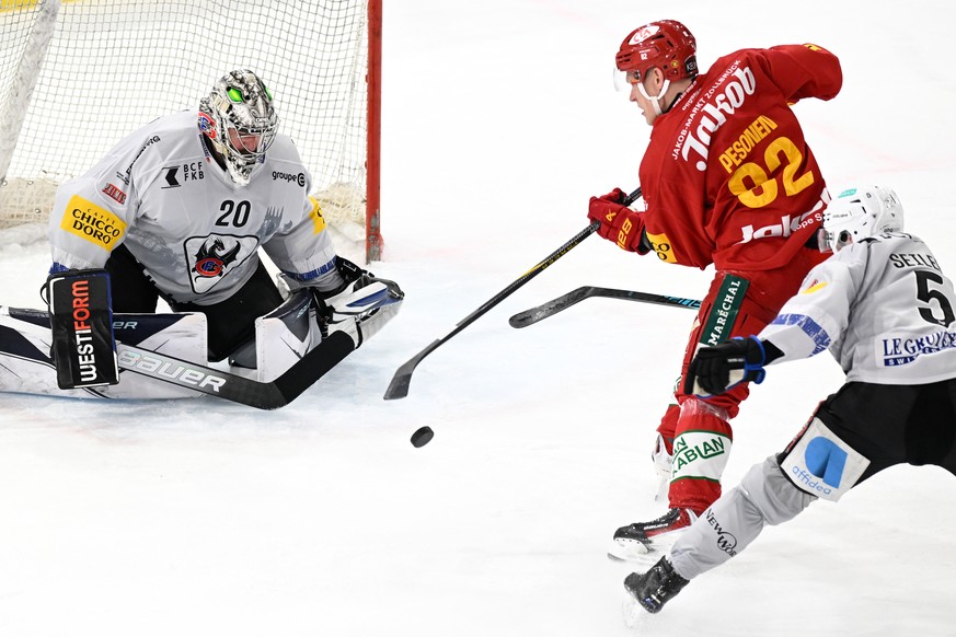 Tigers Harri Pesonen, Mitte, verpasst eine Chance gegen Fribourgs Goalie Reto Berra, links, und Simon Seiler, rechts, beim Eishockey-Qualifikationsspiel der National League, zwischen den SCL Tigers un ...
