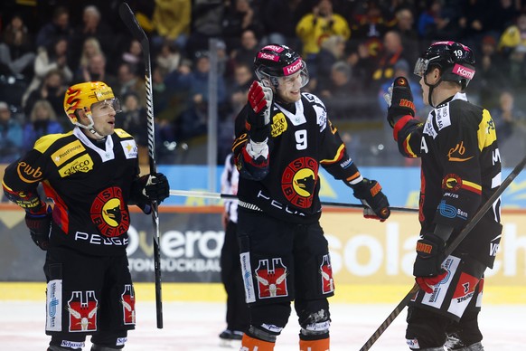 Waltteri Merelae (SCB), rechts, jubelt nach seinem Tor zum 5-1 mit seinen Teamkollegen Victor Ejdsell, Mitte, und PostFinance Top Scorer Austin Czarnik, im Eishockey Meisterschaftsspiel der National L ...