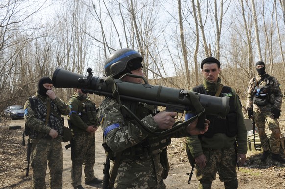 Ukrainian servicemen study a Sweden shoulder-launched weapon system Carl Gustaf M4 during a training session on the Kharkiv outskirts, Ukraine, Thursday, April 7, 2022. (AP Photo/Andrew Marienko)