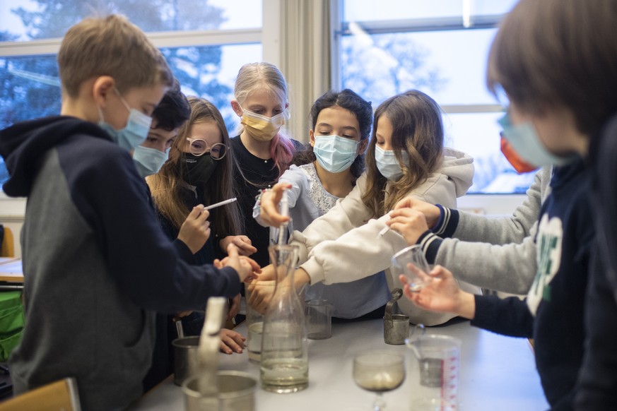 Kinder mit Atemschutzmasken im Unterricht im Schulhaus Fluntern, aufgenommen am Montag, 25. Januar 2021 in Zuerich. Schuelerinnen und Schuelern ab der 4. Klasse muessen Masken tragen um die Ausbreitun ...