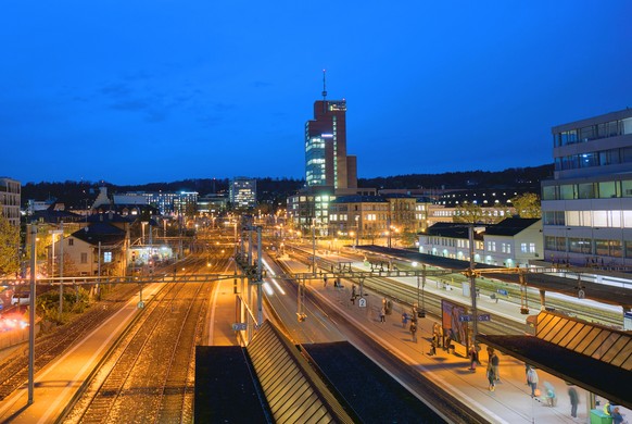 Bahnhof Winterthur mit Blick auf den Roten Turm