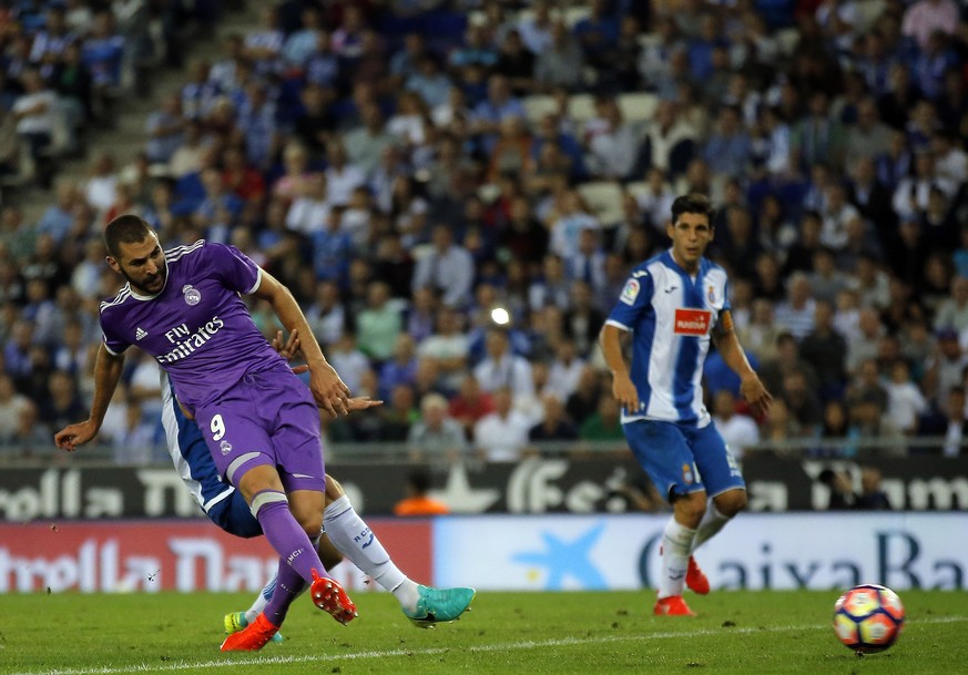 Real Madrid&#039;s Karim Benzema, left, kicks the ball to scores during the Spanish La Liga soccer match between Espanyol and Real Madrid at RCDE stadium in Cornella Llobregat, Spain, Sunday, Sept. 18 ...