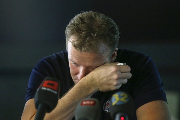 Der Eishockey Trainer des EHC Biel, Kevin Schlaepfer, wischt mit der Hand ueber sein Gesicht am Donnerstag, 15. Oktober 2015, in einer Medienkonferenz in der Tissot Arena in Biel ueber seine beruflich ...