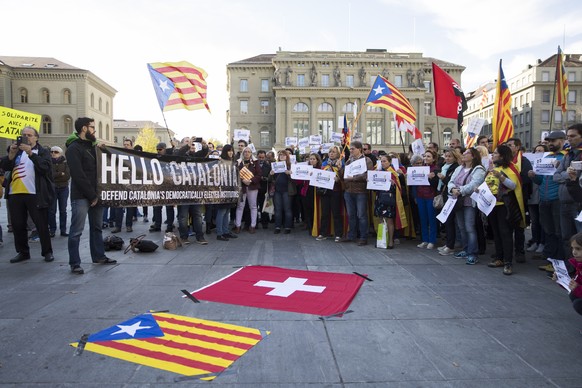 Participants of a demonstration in support of Catalonia gather on the Bundesplatz in Bern, Switzerland, October 28, 2017.(KEYSTONE/Peter Klaunzer)