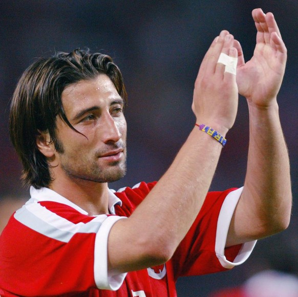 Der Schweizer Verteidiger Murat Yakin klatscht am Mittwoch, 11. Juni 2003 in Genf nach dem Qualifikationsfussballspiel fuer die Euro 2004 der Schweiz gegen Albanien, in die Haende. Die Schweiz gewinnt ...