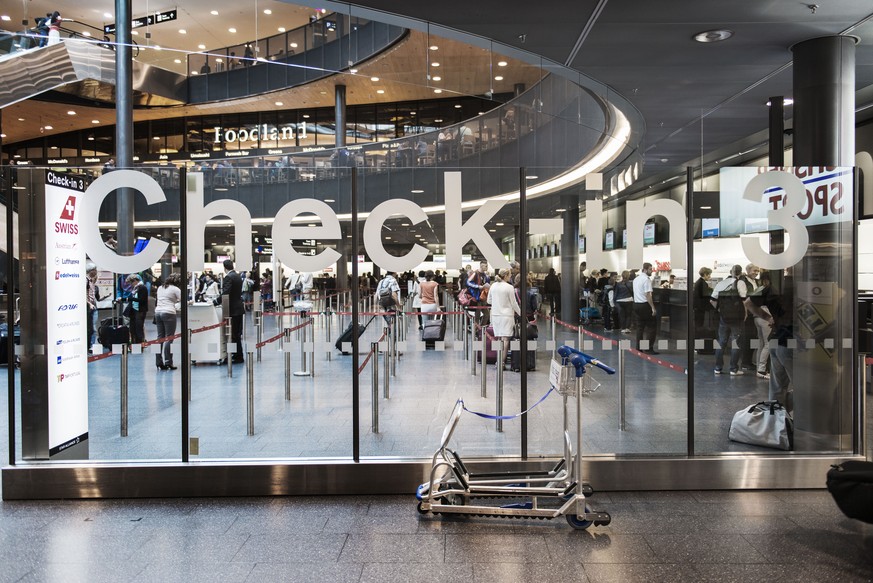 ARCHIVBILD ZUR VERLEIHUNG DES WORLRD TRAVEL AWARD AN DEN FLUGHAFEN ZUERICH, AM MONTAG, 2. JULI 2018 - The check-in hall 3 at Zurich Airport, pictured in Kloten, Switzerland, on July 31, 2014. (KEYSTON ...