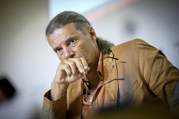 ACHRIV - ZUR ABWAHL VON OSKAR FREYSINGER STELLEN WIR IHNEN DIESES ARCHIVBILD ZUR VERFUEGUNG - Le Conseil d'Etat valaisan Oskar Freysinger lors de la conference de presse organisee par le Conseil ...