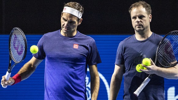 epa07949010 Roger Federer (L) of Switzerland talks to his coach Severin Luethi during a training session at the Swiss Indoors tennis tournament in Basel, Switzerland, 25 October 2019. EPA/ALEXANDRA WE ...