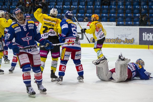 SC Bern Stuermer Andrew Ebbett, gelber Helm, freut sich ueber seinen Treffer zum 0-1 gegen EHC Kloten Torhueter Luca Boltshauser, rechts, waehrend dem Eishockey-Meisterschaftsspiel der National League ...