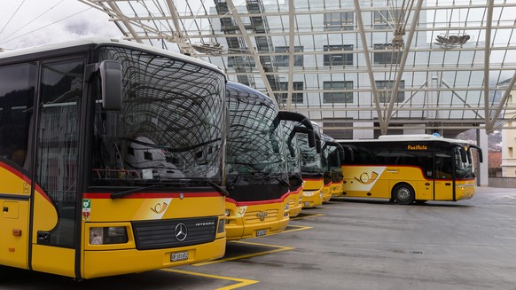 ARCHIV - ZUR STRAFANZEIGE DES BUNDESAMTES FUER VERKEHR GEGEN POSTAUTO, AM MITTWOCH, 14. FEBRUAR 2018, STELLEN WIR IHNEN FOLGENDE ARCHIVBILDER ZUR VERFUEGUNG ---- Postautos auf dem Postautodeck im Bahn ...