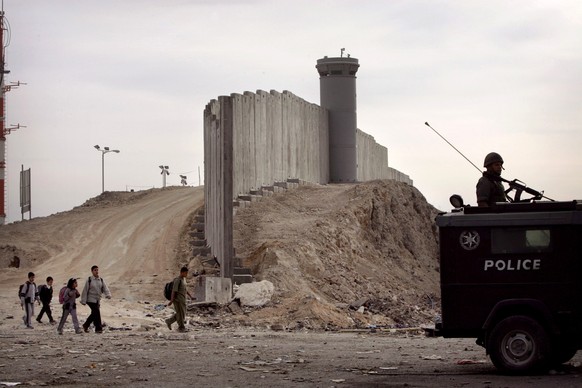 Die Mauer ist die Grenze zu Israel.