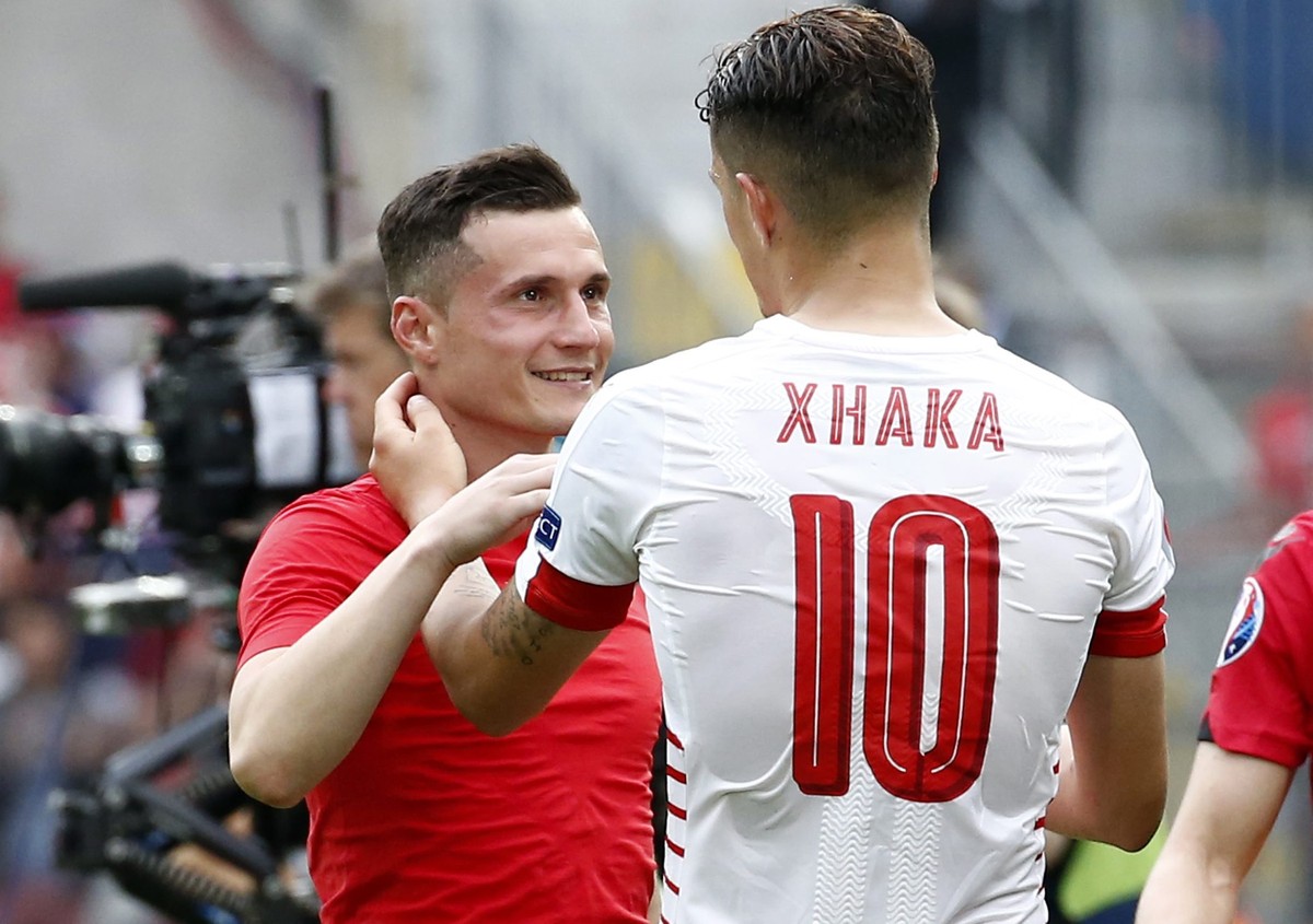 epa05357291 Switzerland's Granit Xhaka (R) and his brother Taulant Xhaka of Albania embrace after the UEFA EURO 2016 group A preliminary round match between Albania and Switzerland at Stade Bolla ...