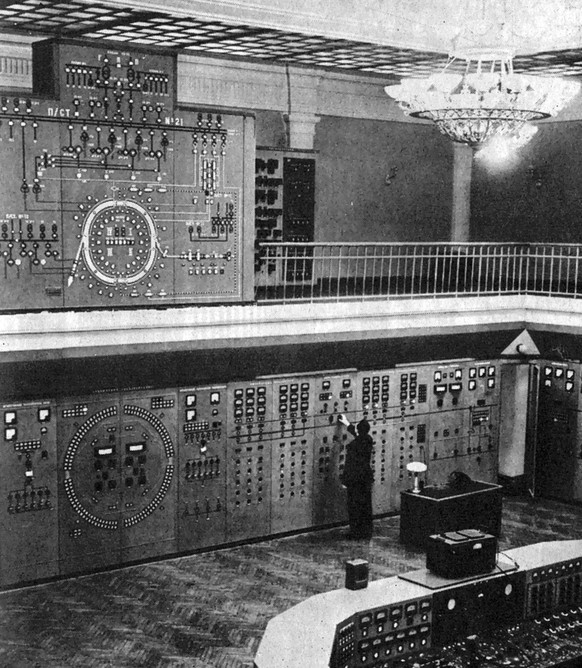 Haben wir irgendwann keine Entscheidungshoheit über Maschinen mehr? Bedienfeld eines sowjetischen Teilchenbeschleunigers, 1868.