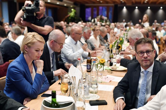 SVP - Nationalraetin Natalie Rickli, links, und Kantonsrat Christian Lucek, rechts, an der SVP - Delegiertenversammlung im Hotel Roessli in Illnau ZH) am Dienstag, 11. September 2018. (KEYSTONE/Walter ...