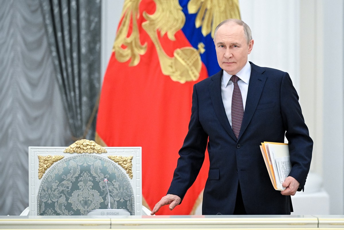 epa12097369 Russian President Vladimir Putin holds a meeting with the Board of Trustees of the Bolshoi and Mariinsky Theatres at the Kremlin in Moscow, Russia, 13 May 2025. EPA/SERGEY BOBYLEV/SPUTNIK/ ...