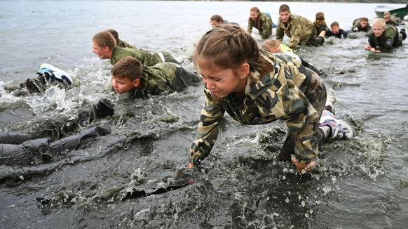 Kinder nehmen in der russischen Region Rostow an einem Militärtraining teil (Archvbild): Russland verschleppt systematisch Kinder aus der Ukraine.