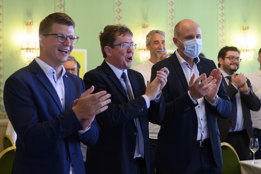 Nationalraten Mike Egger, SVP-SG, Albert Roesti, SVP-BE, und Thomas Aeschi, SVP-ZG, von links, jubeln nach den Hochrechnungen der Abstimmungen, zum des CO2-Gesetz, am Sonntag, 13. Juni 2021 in Bern. D ...