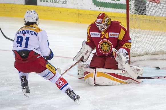 Tigers Goalie Ivars Punnenovs, rechts, geschlagen, von Klotens Denis Hollenstein, links, waehrend dem Meisterschaftsspiel der National League, zwischen den SCL Tigers und dem EHC Kloten, am Samstag 3. ...