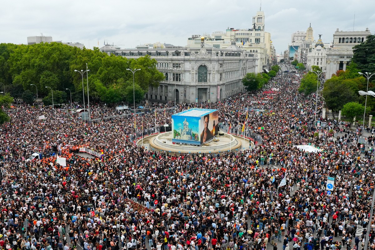 epa13278477 Protesters participate in a demonstration calling on the authorities to address the ongoing housing problems, in Madrid, Spain, 03 October 2026, a day after housing decrees introduced by t ...
