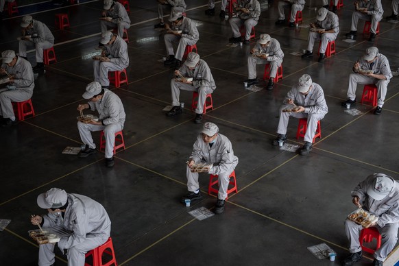So dürfen Arbeiter in Hubei mittagessen.