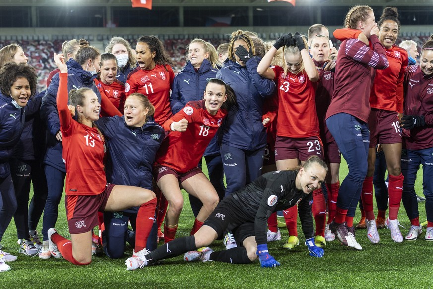 epa09133835 Swiss players celebrate after winning in penalties the UEFA Women's Euro 2022 play-off 2nd leg qualification match between Switzerland and the Czech Republic at the Stockhorn Arena in ...