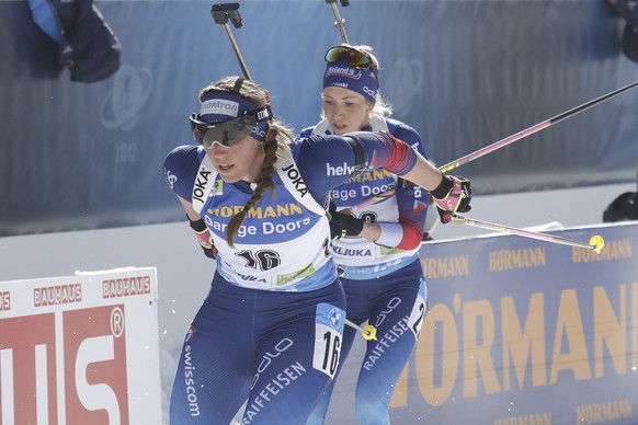 epa09027547 Lena Haecki of Switzerland (L) competes in the Women&#039;s 12.5km Mass Start event at the IBU Biathlon World Championships in Pokljuka, Slovenia, 21 February 2021. EPA/ANTONIO BAT