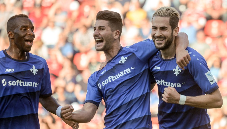 Fussball: Bundesliga, FC Ingolstadt 04 - Darmstadt 98, 28. Spieltag am 09.04.2017 in Audi Sportpark, Ingolstadt (Bayern). Mario Vrancic von Darmstadt (r) jubelt nach seinem Elfmetertreffer zum 1:2 geg ...