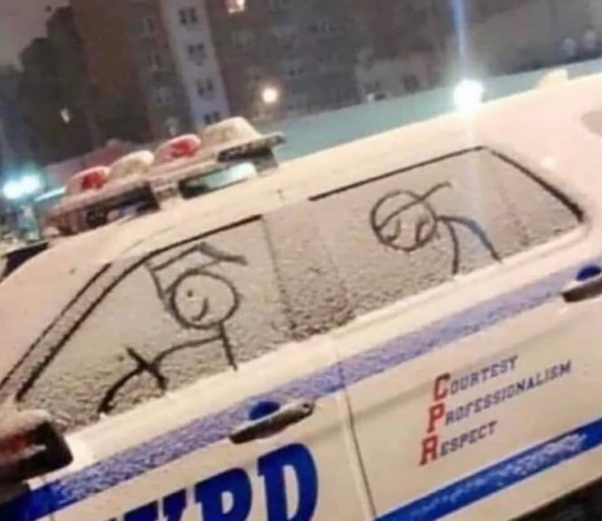 Herziger Vandalismus: Polizeiauto und Schnee