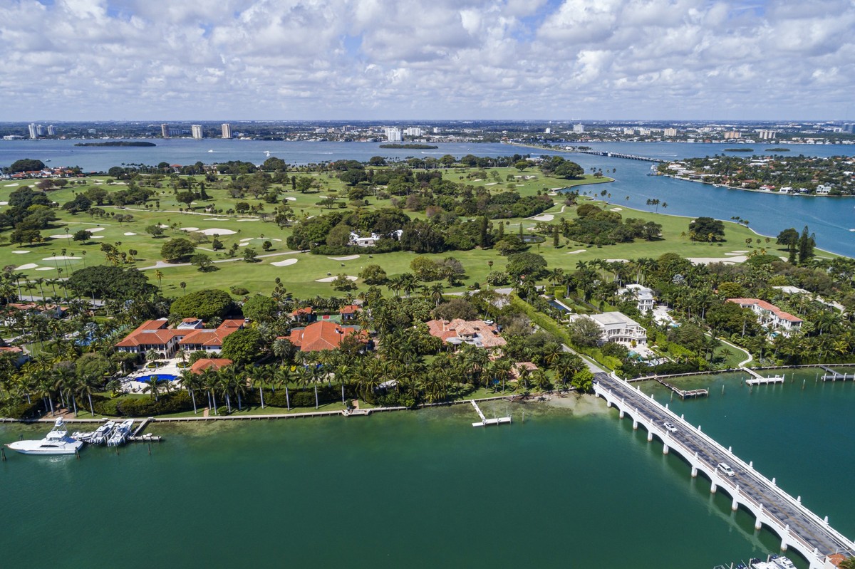 Florida, Miami, Indian Creek Island, country club, golf course on Billionairs Bunker, aerial view. (Photo by: Jeffrey Greenberg/Education Images/Universal Images Group via Getty Images)