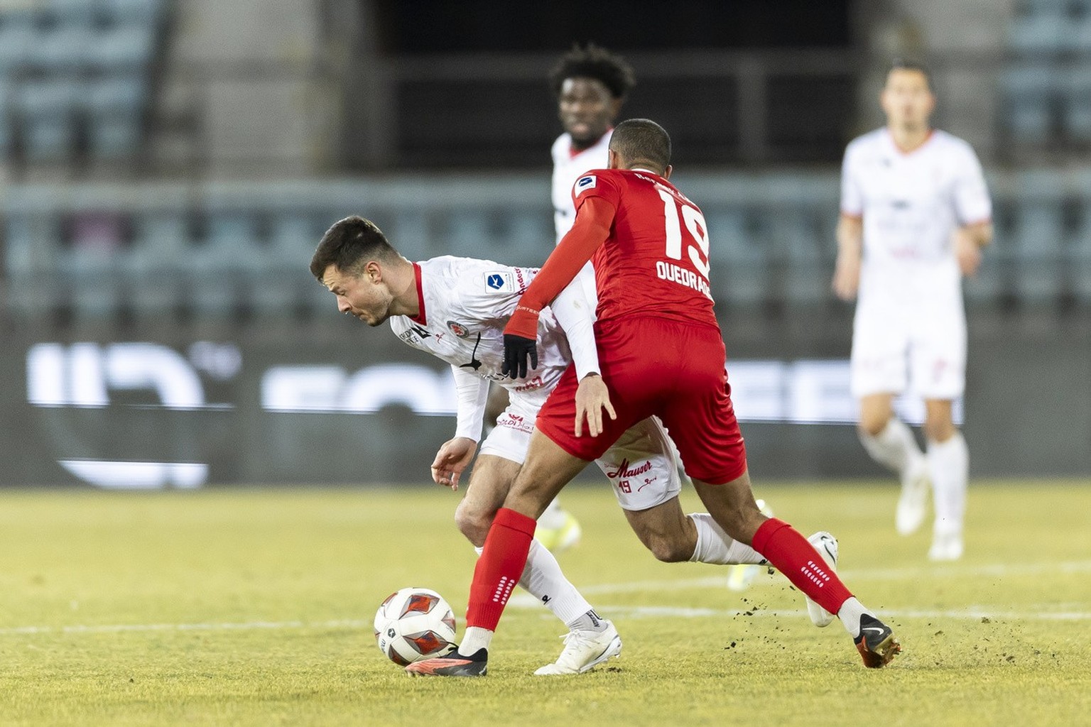 Le defenseur zurichois Adrian Gantenbein, gauche, lutte pour le ballon avec le defenseur du SLO Dylan Ouedraogo, droite, lors de la rencontre du championnat de football de Super League entre le FC Sta ...