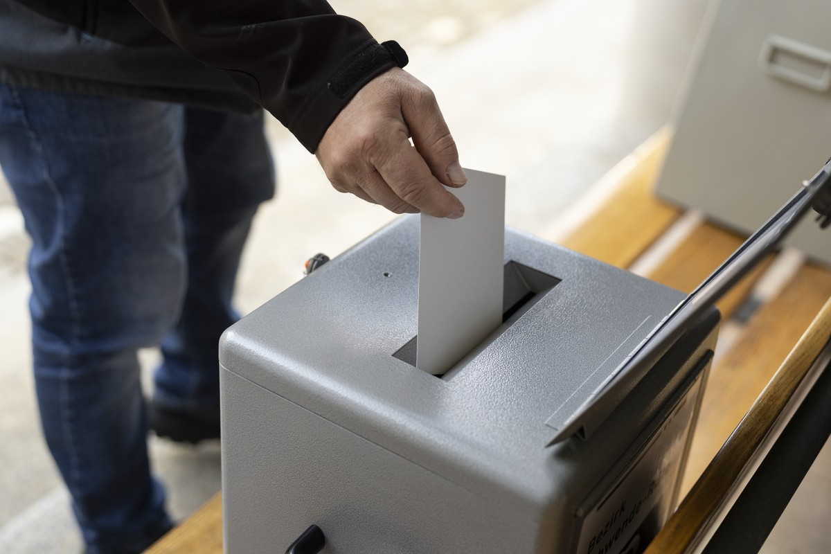 Personen werfen ihren Wahlzettel in die Wahlurne fuer die eidgenoessischen Wahlen am Sonntag, 22. Oktober 2023 in Appenzell. Die Schweizer Buergerinnen und Buerger waehlen das Bundesparlament mit den  ...