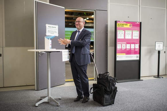 Kantonsrat und designierter Regierungsrat Beat Tinner (FDP) desinfiziert die Haende, an der Session des St. Galler Kantonsrates, am Montag, 18. Mai 2020, in St. Gallen. Der Kantonsrat tagt wegen dem C ...