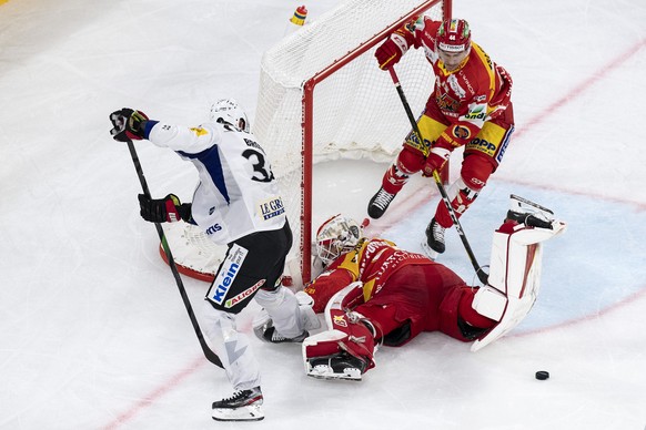 Biels Torhueter Joren Van Pottelberghe, rechts, im Duell mit Gotterons Daniel Brodin im Eishockey Meisterschaftsspiel der National League zwischen dem EHC Biel und dem HC Fribourg-Gotteron, am Freitag ...