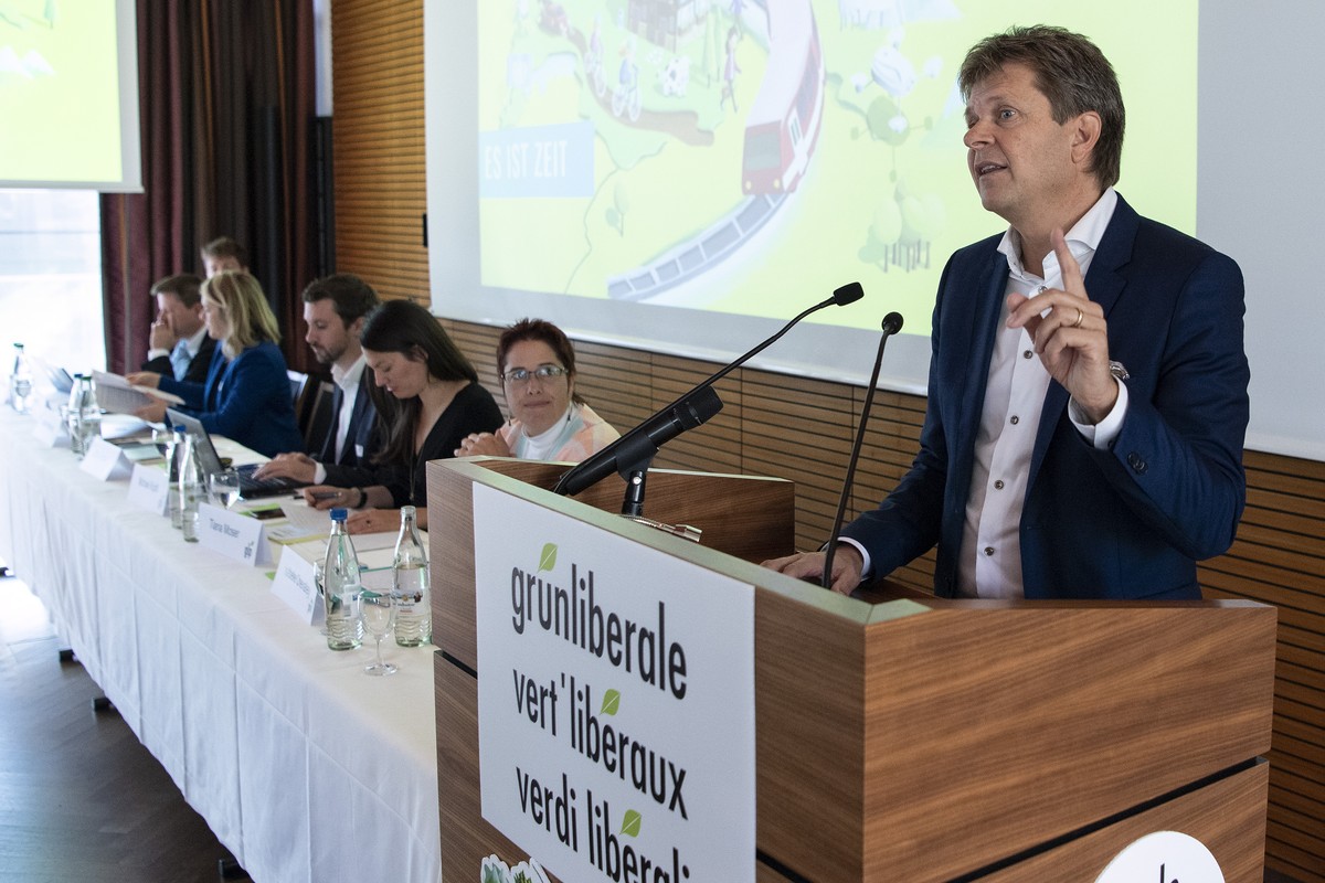 Parteipraesident und Nationalrat Juerg Grossen, BE, spricht neben den Nationalraetinnen Isabelle Chevalley, VD und Tiana Moser, ZH, von links, an der Delegiertenversammlung der Gruenliberalen Partei d ...
