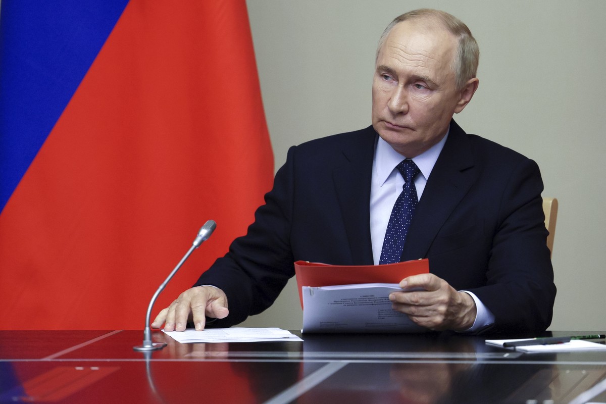 Russian President Vladimir Putin leads a meeting with Russian Security Council's members at the Novo-Ogaryovo state residence, outside Moscow, Russia, Friday, Aug. 9, 2024. (Aleksey Babushkin, Sp ...