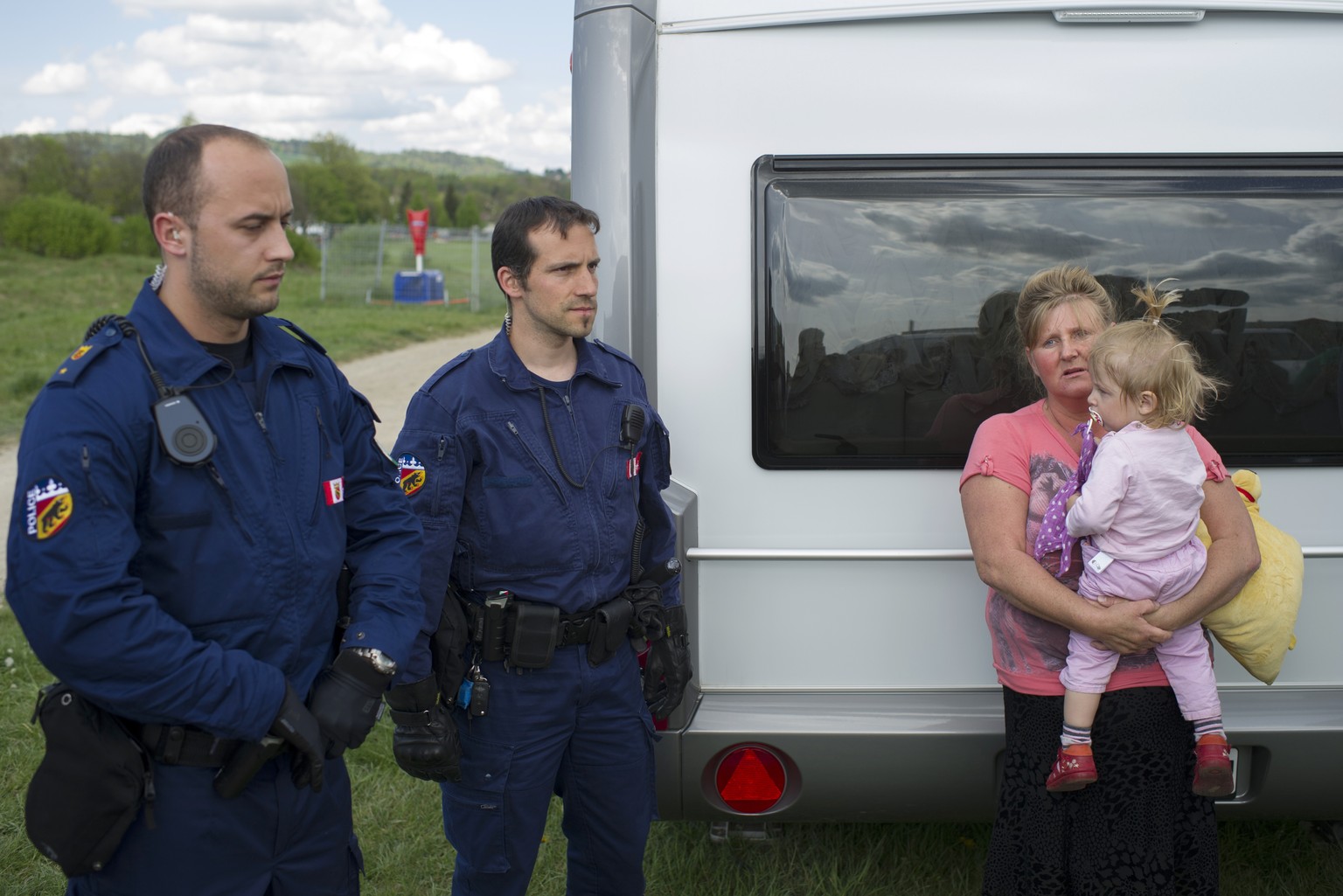 Berner Kantonspolizisten und eine Mutter mit ihrem Kind im Protestcamp der Jenischen.&nbsp;