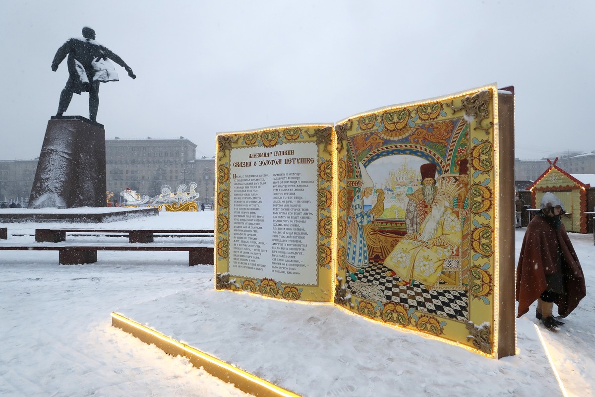 epa11041958 View of a Christmas fair decorated with the heroes of fairy tales by Russian writer Alexander Pushkin, and opened prior to incoming Christmas and New Year celebrations at the Moskovskaya s ...
