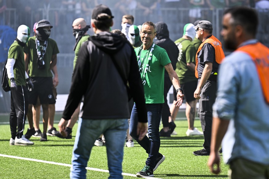 St. Gallens Praesident Matthias Hueppi schreitet ein, als St. Galler Fans das Spielfeld stuermen wollen, nach dem Schweizer Fussball Cup Final zwischen dem FC Lugano und dem FC St. Gallen, am Sonntag, ...