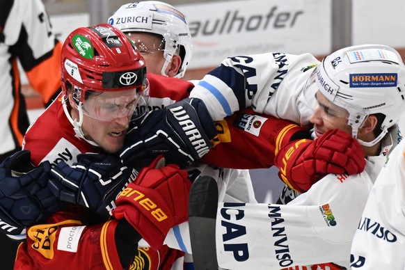 Tigers Saku Maeenalanen, links, im Kampf um den Puck gegen Ambris Rocco Pezzullo, rechts, beim Eishockey-Qualifikationsspiel der National League zwischen den SCL Tigers und dem HC Ambri-Piotta, am Sam ...