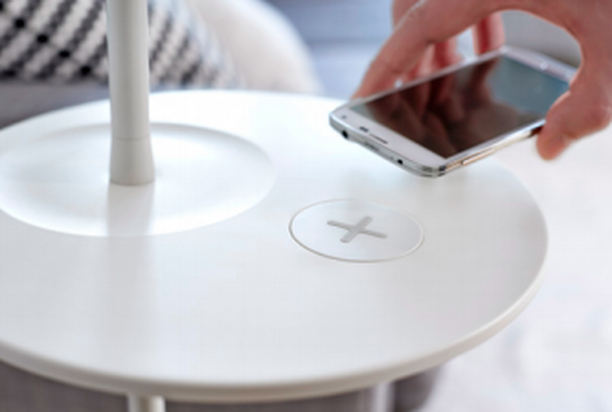 Ikea integriert drahtlose HandyLadestationen in seine Möbel