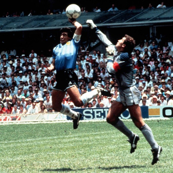 ARCHIV - ZU DEN RUECKBLICKEN AUF DIE WM 1986, 1990 UND 1994 STELLEN WIR IHNEN FOLGENDES BILDMATERIAL ZUR VERFUEGUNG - Eine beruehmte und vieldiskutierte Szene der Fussball-WM-Geschichte vom 22. Juni 1 ...