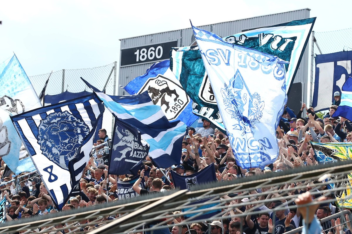 M�nchen, 17.05.2025, St�dtisches Stadion an der Gr�nwalder Stra�e, Fu�ball, M�nner, Saison 2024 / 2025, 3. Liga, 38. Spieltag , TSV 1860 M�nchen - FC Erzgebirge Aue 1:1 0:1 , Im Bild: Fans 1860 M�nche ...