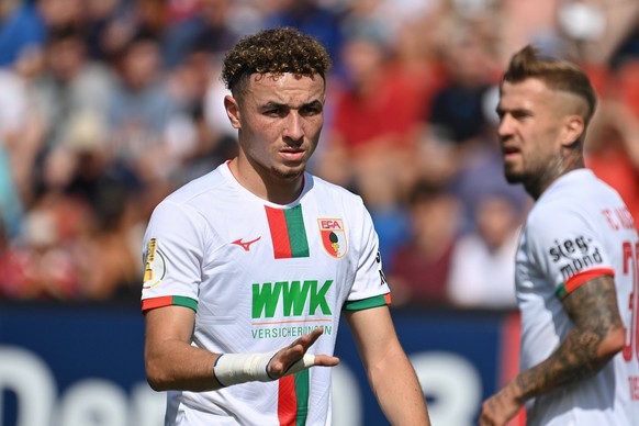 Ruben VARGAS FC Augsburg, Gestik,gibt Anweisungen, Aktion,Einzelbild,angeschnittenes Einzelmotiv,Halbfigur,halbe Figur. Fussball DFB Pokal 1.Runde, SpVgg Unterhaching - FC Augsburg 2-0 am 13.08.2023, ...