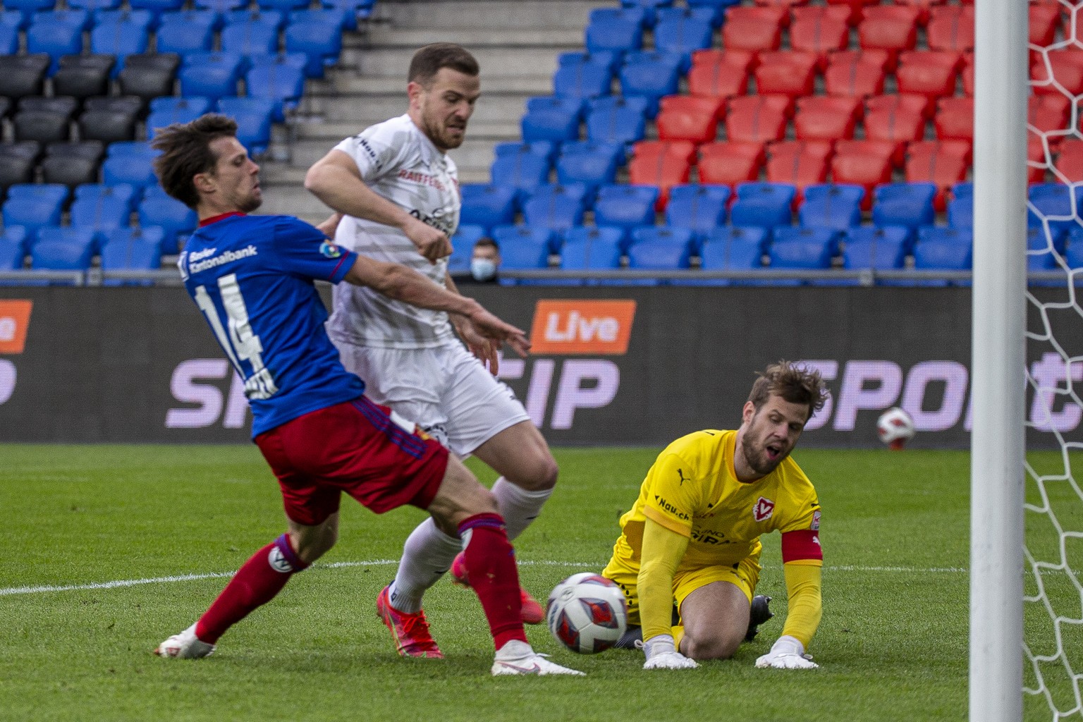 Basels Valentin Stocker, links, erzielt den Ausgleich gegen Vaduz&#039; Torhueter Benjamin Buechel, rechts, und Vaduz&#039; Denis Simani, Mitte, im Fussball Meisterschaftsspiel der Super League zwisch ...