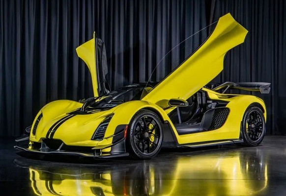 2025 Czinger 21C 

One of the most technologically ambitious automobiles of the modern era
Featuring the world’s first Bio-Logic engineered and additively manufactured chassis structures
$2,300,000 -  ...