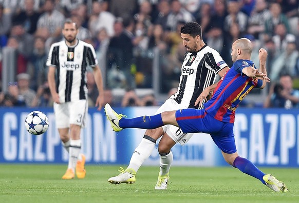 epa05903450 Juventus&#039; Sami Khedira and Barcelona&#039;s Javier Mascherano (R) in action during the UEFA Champions League quarter final first leg soccer match between Juventus FC and FC Barcelona  ...