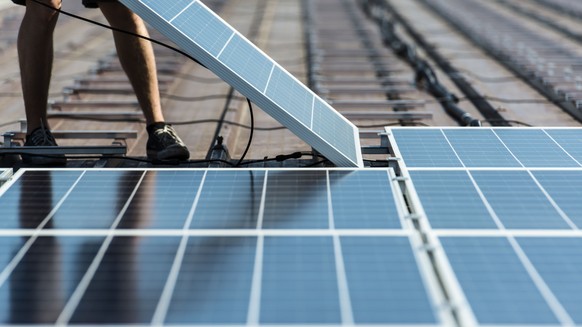 ARCHIV - ZUR DRITTEN ONLINEUMFRAGE VON TAMEDIA ZUR ENERGIESTRATEGIE 2050 AM MITTWOCH, 10. MAI 2017, STELLEN WIR IHNEN FOLGENDES BILDMATERIAL ZUR VERFUEGUNG - Solar modules are installed on a roof, pic ...
