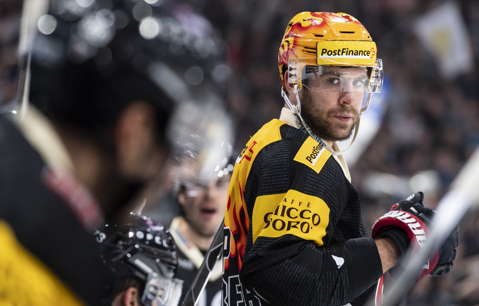 Gotterons PostFinance Top Scorer Christopher DiDomenico schaut sich um, beim Eishockey Meisterschaftsspiel der National League zwischen dem HC Fribourg Gotteron und dem Geneve-Servette HC, am Freitag, ...