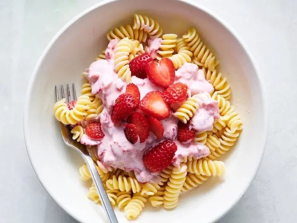 Makaron z Truskawkami (Polish Strawberry Pasta) 
https://static01.nyt.com/images/2025/07/10/multimedia/10FD-STRAWBERRY-PASTAREX-VV-Polish-Strawberry-Pasta-2-mzfg/10FD-STRAWBERRY-PASTAREX-VV-Polish-Str ...