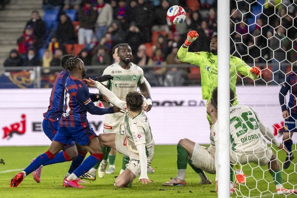 Torhueter Lawrence Ati Zigi (SG) wehrt einen Ball ab im Fussball Meisterschaftsspiel der Swiss Super League zwischen dem FC Basel 1893 und dem FC St. Gallen im Stadion St. Jakob-Park in Basel, am Sonn ...